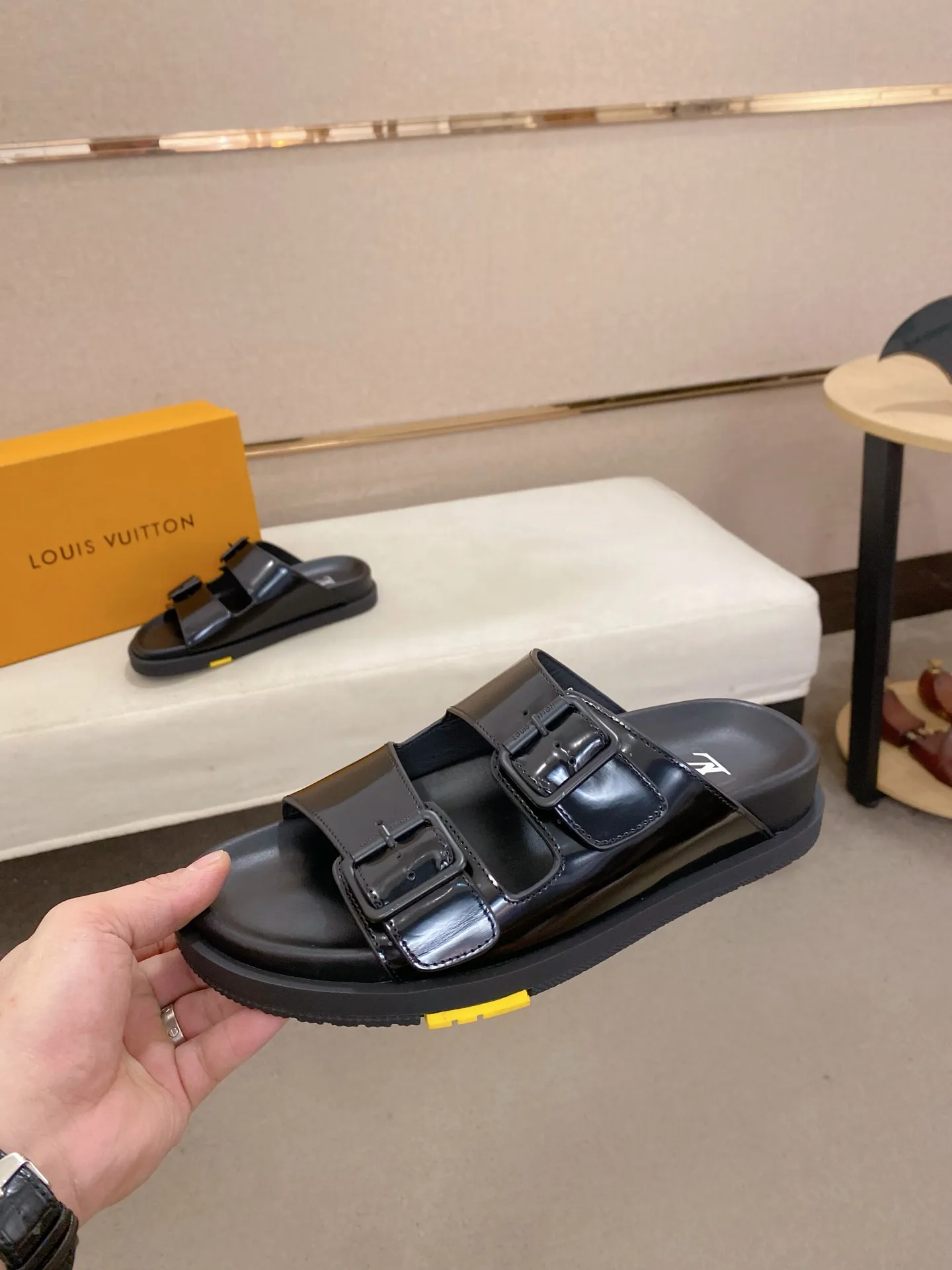 Factory price: 420💰Made by LV🔍Top purchasing agent. Men's spring and summer slippers are available at the same counter. The uppers are made of cowhide imported from Italy. High-quality craftsmanship, soles: original soles specially provided by the original factory, exclusive movable molded soles are super comfortable, original factory follow-up goods, 🔍🔍high quality, can be entered and exited the counter at will, welcome to compare, code number 38-44. Can be customized45